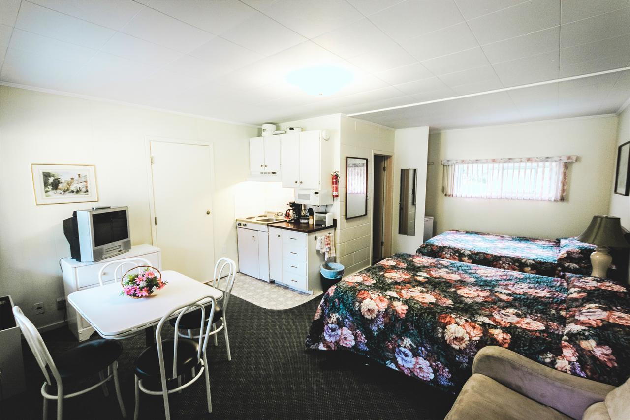 High Falls Bay Cottages, Camping & Waterpark 브레이스브리지 외부 사진